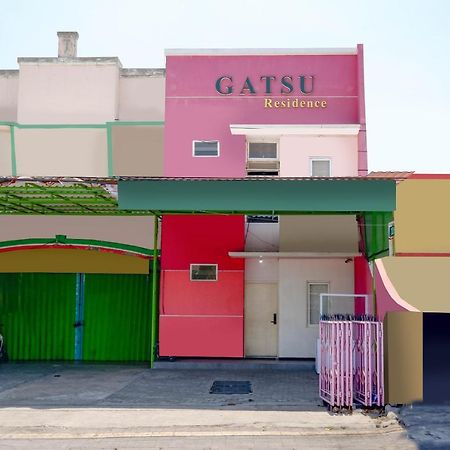 Oyo 1815 Gatsu Residence Semarang Exterior foto